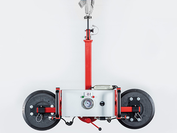 Vacuum lifter with manual rotation function