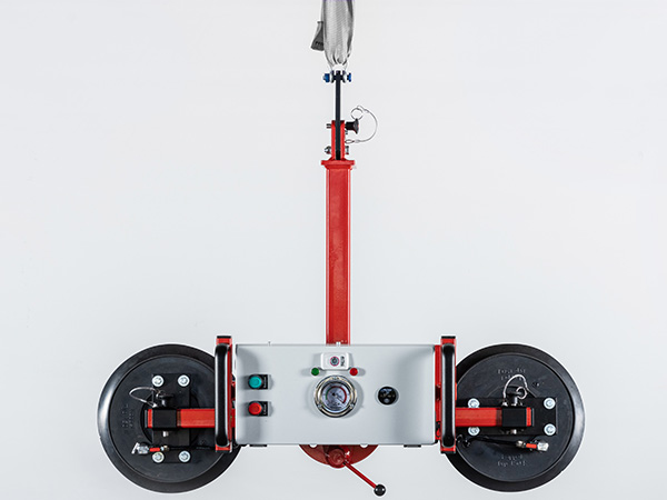 Vacuum lifter with manual rotation function