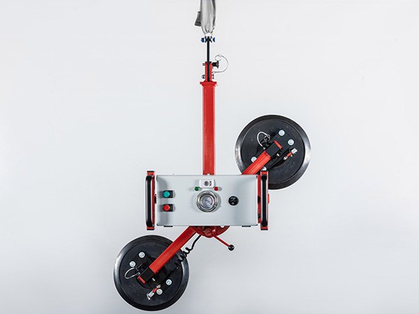 Vacuum lifter with manual rotation function